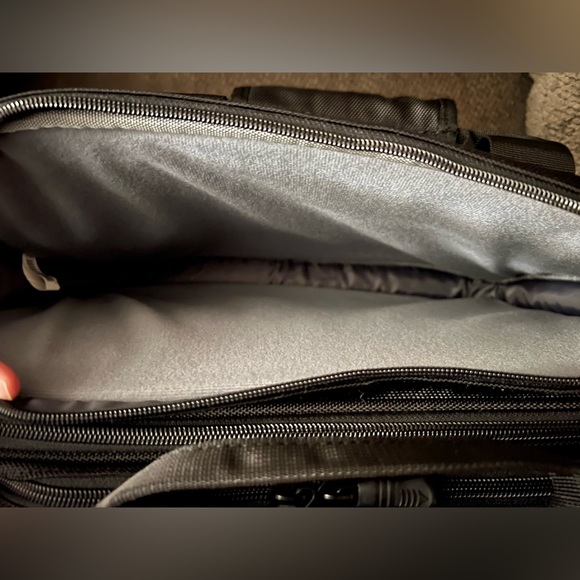 New Toshiba Extreme Briefcase Laptop Carrying Case For Laptops Up to 16” - Picture 6 of 8